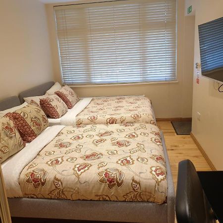 London Luxury Apartments 1Min Walk From Underground, With Free Parking Free Wifi Londres Exterior foto