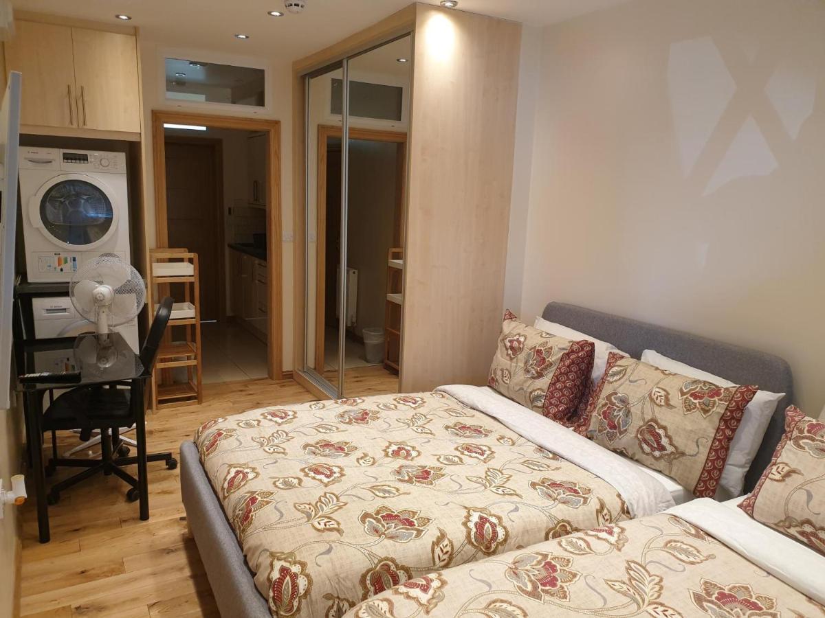 London Luxury Apartments 1Min Walk From Underground, With Free Parking Free Wifi Londres Exterior foto