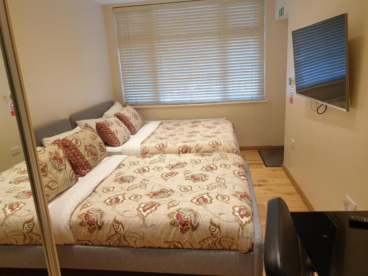London Luxury Apartments 1Min Walk From Underground, With Free Parking Free Wifi Londres Exterior foto